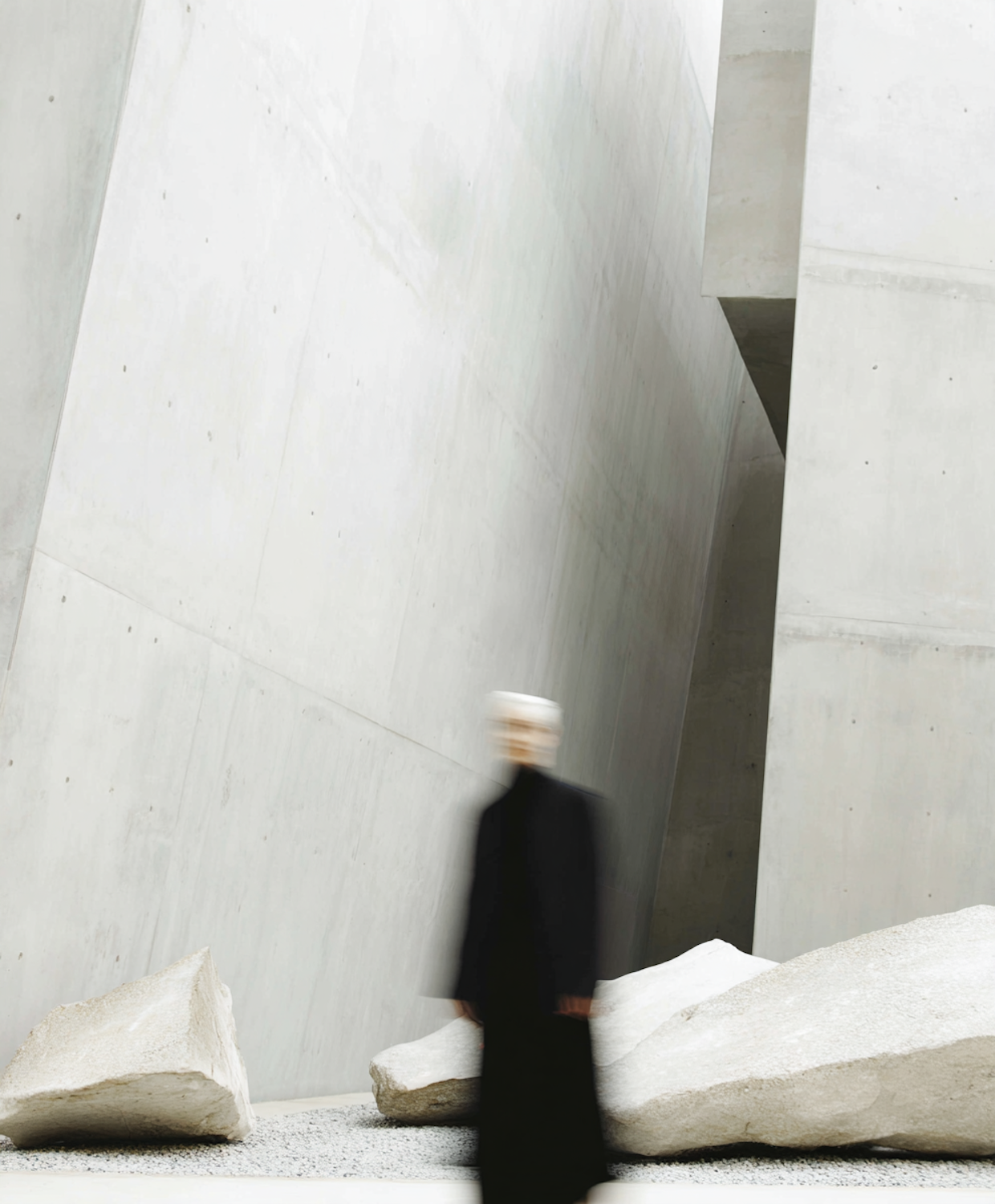 An attorney walking into the Leighton Criminal Court Building